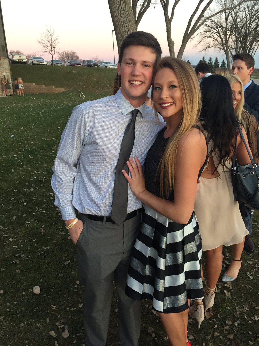 Keyleeeeee's tweet image. Happy birthday bae 😘 glad you like taking cute pics with me. Have an awesome day 🍻