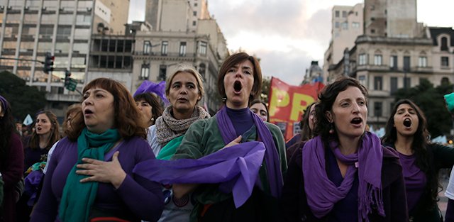 In dieser Ausgabe: Protest gegen Gewalt an Frauen. Demonstration vor dem Kongress Abonnieren Sie hier: #NiUnaMenos tageblatt.com.ar/anmeldung.php