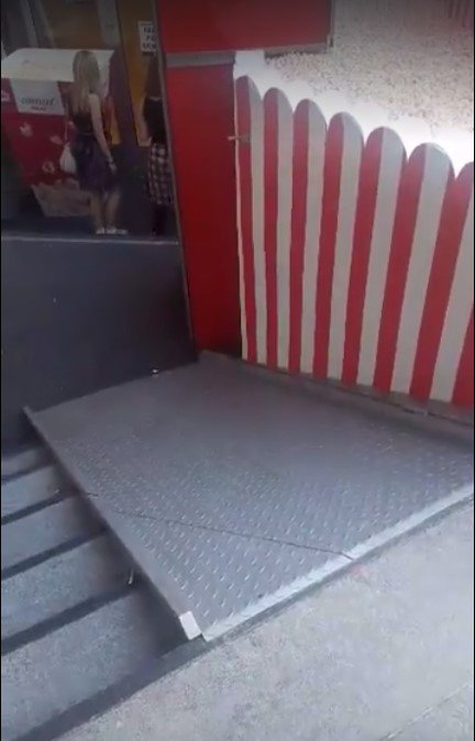 blcentar's tweet photo. Osobe sa invaliditetom i dalje NE MOGU u kino u Banjaluci. 
Res, non verba - neiskrenim obećanjima se stvari ne mijenjaju. #dalivasjesramota https://t.co/n5ttH1HYck