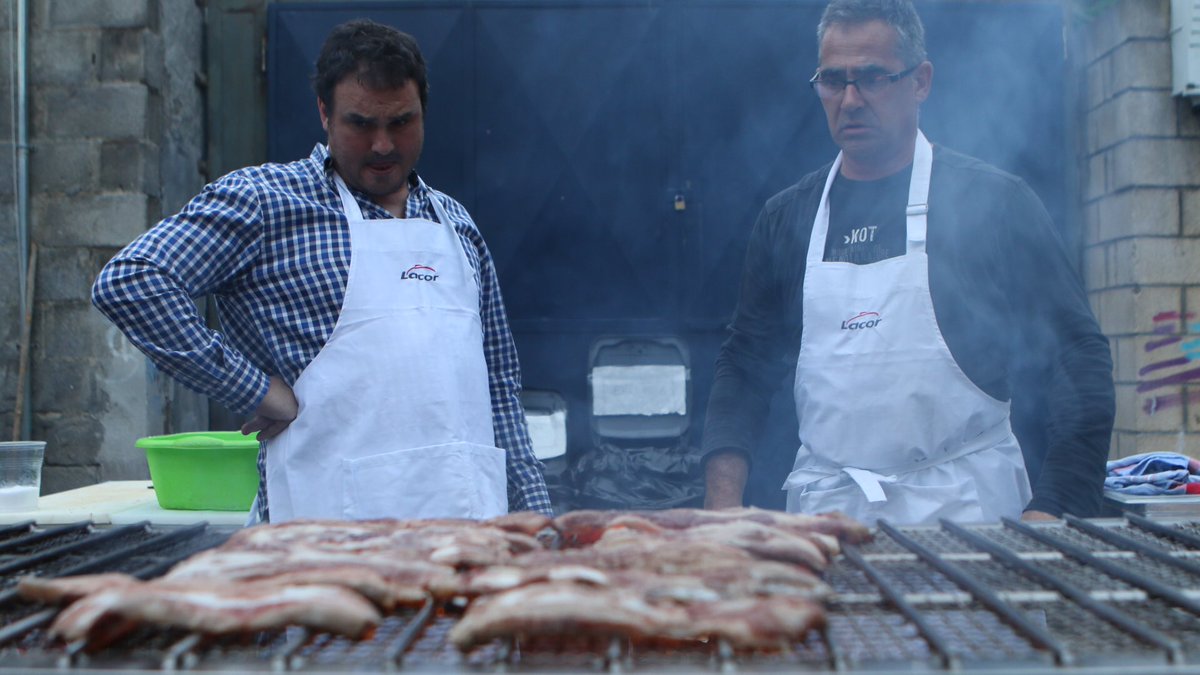 goiena's tweet photo. Parrillada afariarekin hasi dute #MahoneroAsteburua @BergaraKE https://t.co/QmgQI0MAmV