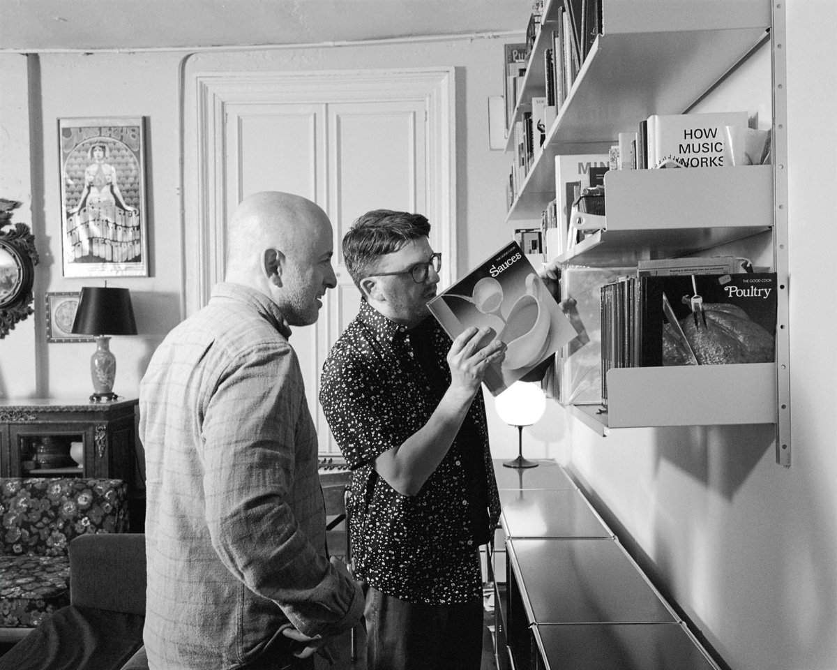 Two good lookins' cookin'. See SA in the kitchen &amp; read the candid interview w/ renowned food writer, Peter Meehan 👉 bit.ly/2sn79AN