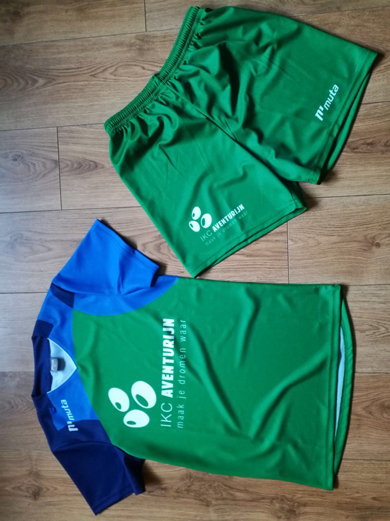 Van Oud Oost naar Aventurijn. Ook voor de voetballers. De shirts liggen klaar voor morgen.