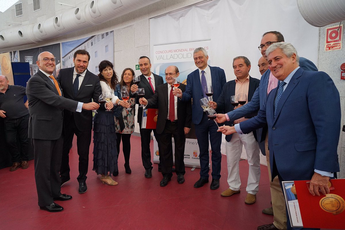AyuntamientoVLL's tweet photo. .@oscar_puente_ @JesusJCarnero y @Baudouin_Havaux han entregado las #MedallasGranOro en #CMBVLL17Medallas #ValladolidSabeAVino #CMB2017VLL 🍷 https://t.co/reR7NnBrek