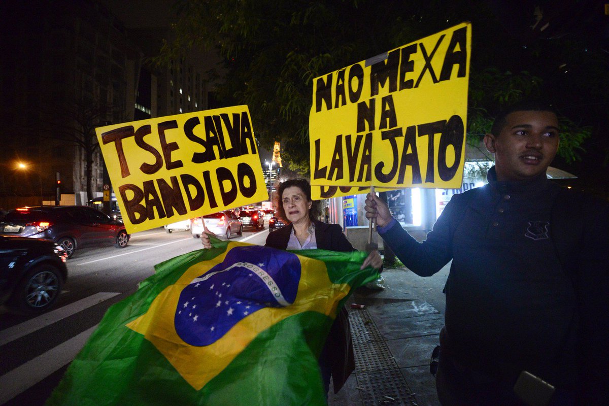 Grupo protesta na Paulista contra resultado de julgamento glo.bo/2rKvv6g #julgamentonoTSE #G1