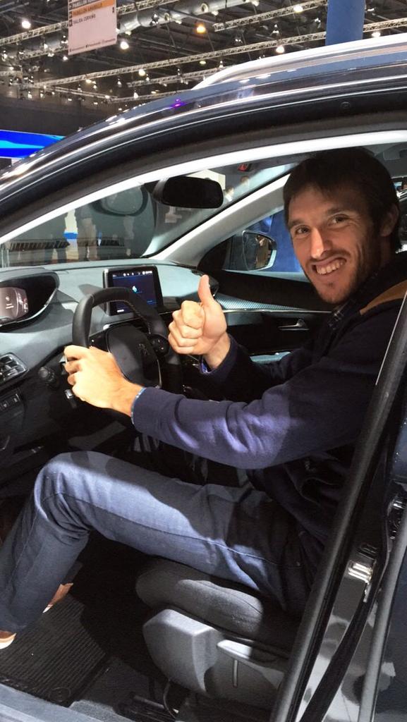 YacaMayer's tweet photo. Mirando los nuevos autos @peugeotarg en el #SalonDelAutomovil #MiProximoKM https://t.co/wtET7y67xP