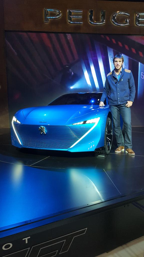 YacaMayer's tweet photo. Mirando los nuevos autos @peugeotarg en el #SalonDelAutomovil #MiProximoKM https://t.co/wtET7y67xP