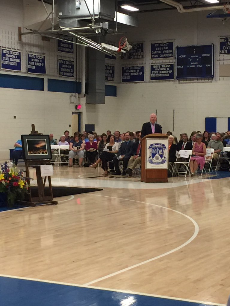 Disco0o's tweet image. Congratulations #U32Raiders Class of 2017! 🔵⚪️ What an honor to have @SenatorLeahy speak. Best of luck in next stage of your lives.