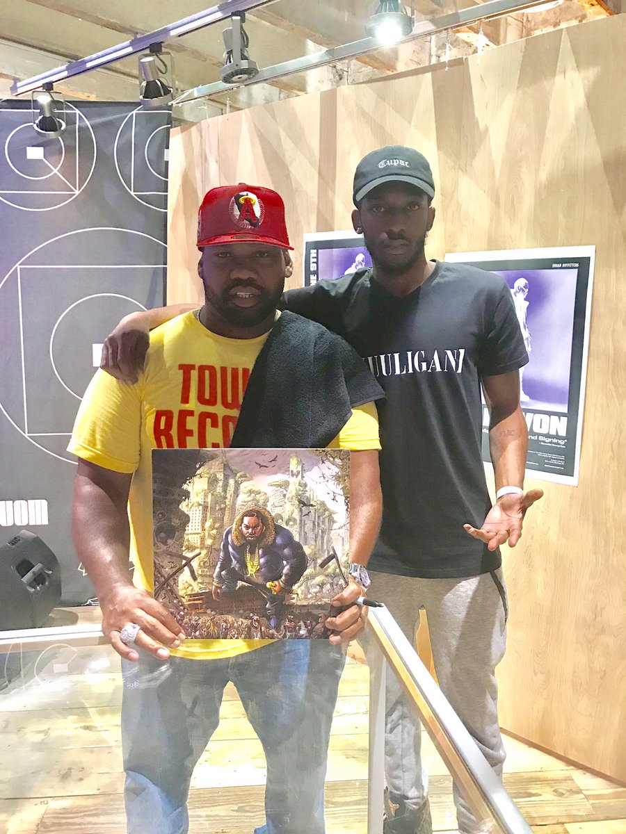 ItsKuuL's tweet photo. Told Da Chef @Raekwon I appreciate em for what's he's done for the culture and his contributions, had to get my autograph. #LinkWithLegends https://t.co/niQ5IgXfx0