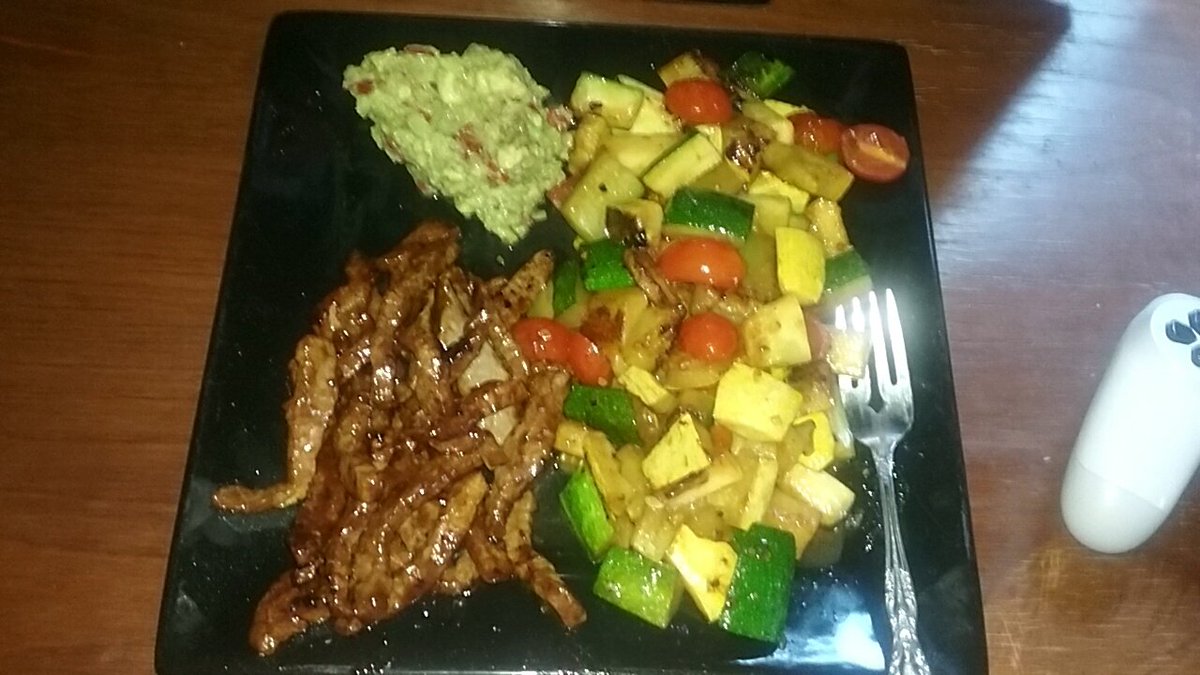 KillJoyJessica_'s tweet photo. Grilled veggies,  steak and fresh guacamole....  Gonna be bikini ready soon!!  :) #veggies #fresh #summerbodycoming https://t.co/ZNWq2BWSg9