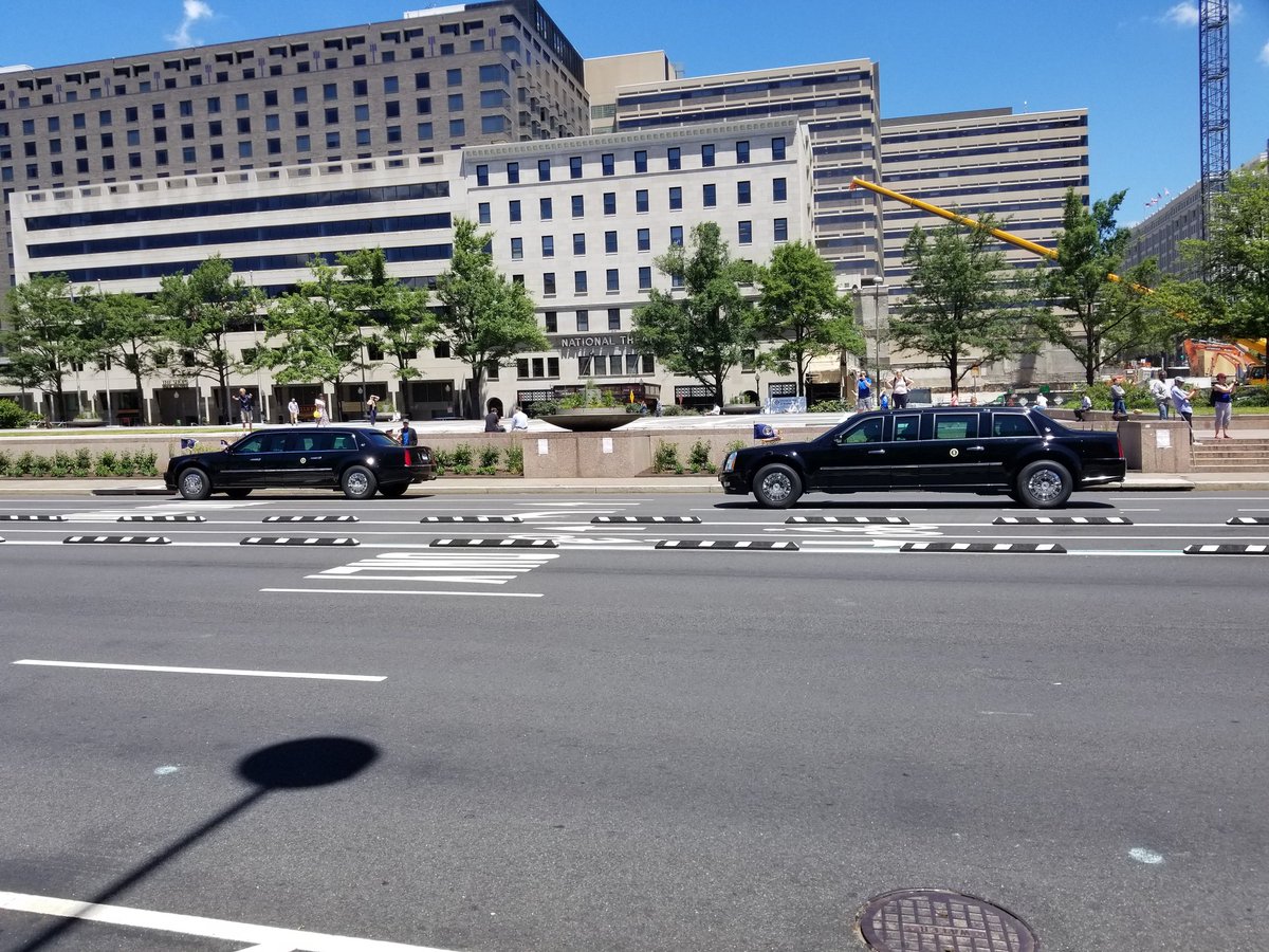 SkibstedNick's tweet photo. The @POTUS motorcade #wcindc #traveldc @worldclassrooms https://t.co/yMkhgpzHCO