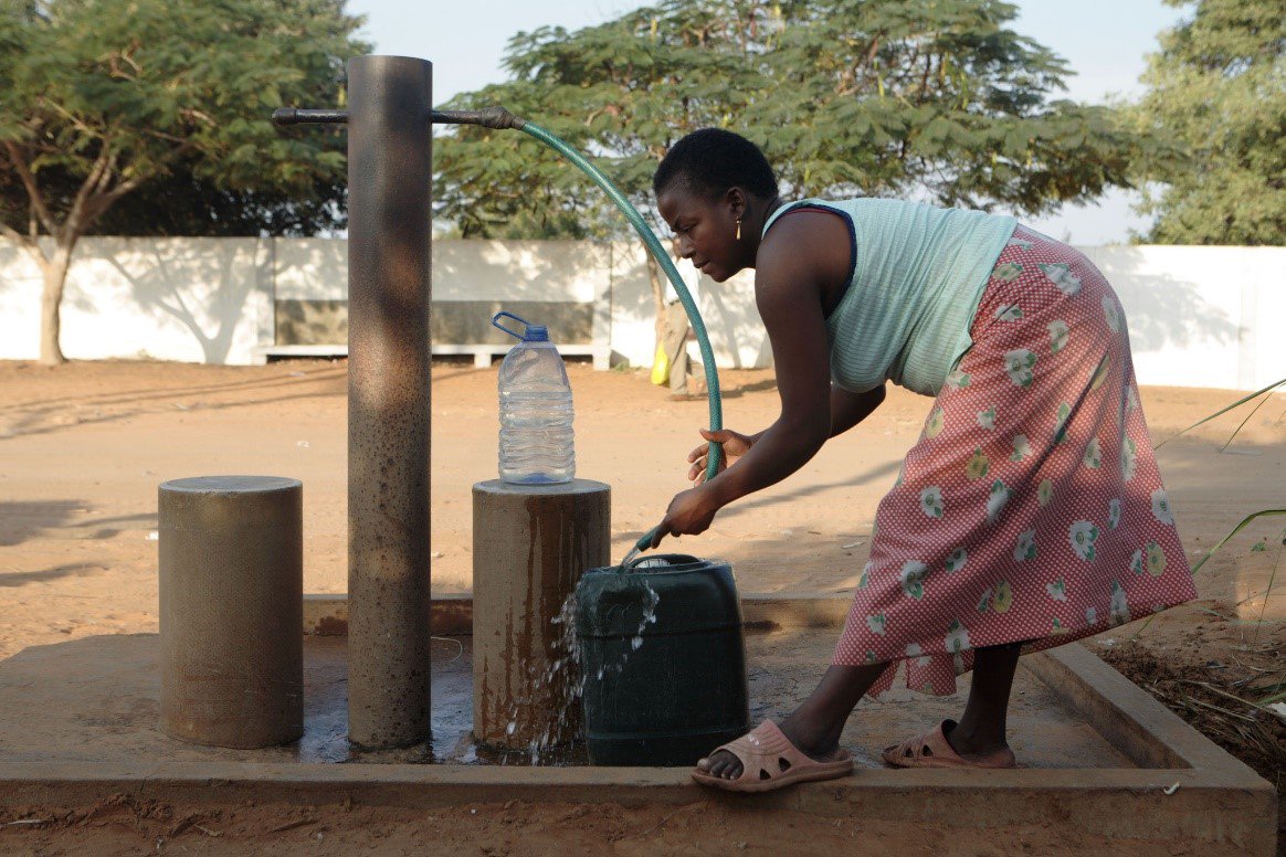 WorldBankWater's tweet photo. As climate alters #surfacewater availability, people in Africa are relying more and more on #groundwater sources. https://t.co/P4ECAg39Qc https://t.co/NMaqUFGY48