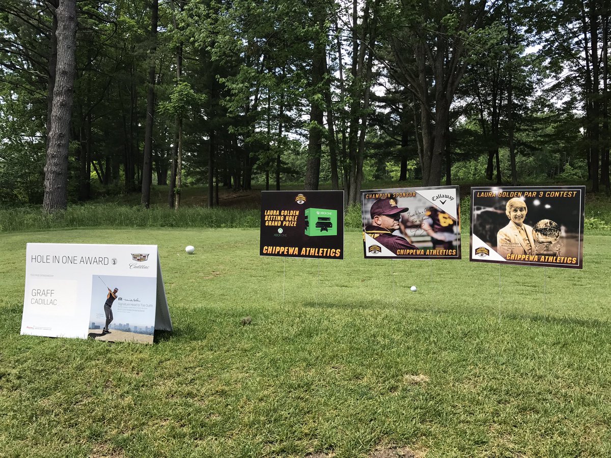 Shaynegraham17's tweet photo. Great day helping out at the #ChipChallenge17 watching over the par 3 contest at @golfpohlcat with @D_Gomes24 #FireUpChips https://t.co/JpVbmGF8Vi