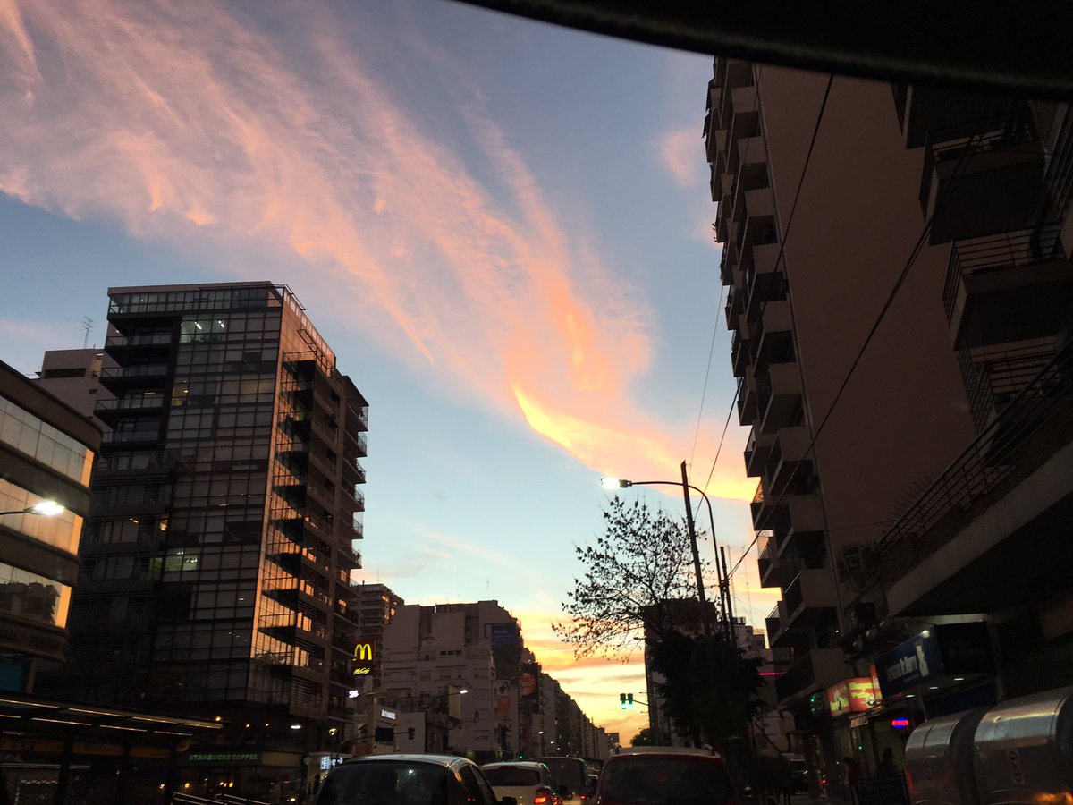 Escorpiana_gbg's tweet photo. Atardecer de un #viernes agitado!! #libreeeeee 🙋🏼🥂 https://t.co/yK3CvDd0ee