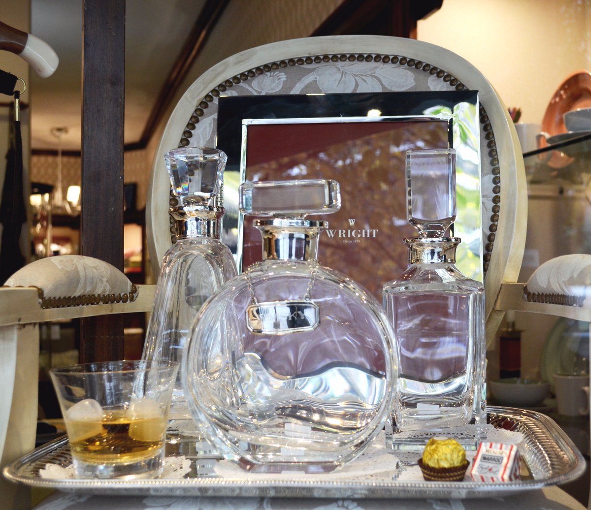 WrightBazar's tweet photo. Vidriera dedicada al día del Padre, especial Whisky:
Botellones, Vaso mareado y vaso cata.
#cristal #vasomareado #vasocatadewhisky #regalos https://t.co/LbRHyP7S5t