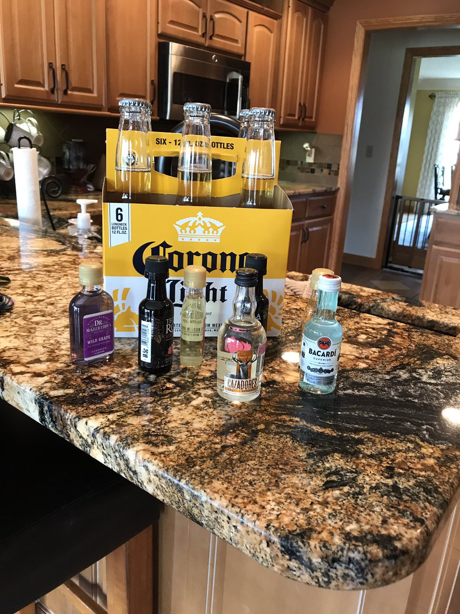 KistlerKayla's tweet photo. Kennedie graduated 🍺 https://t.co/0fSbWvqLo7