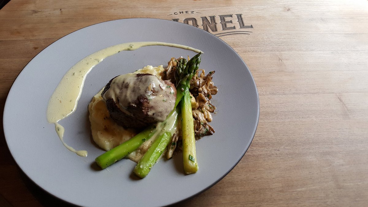 À l'ardoise jusqu'à samedi soir: Filet mignon, asperges du Québec, maïtake, purée de pommes de terre béarnaise
#ChezLionel