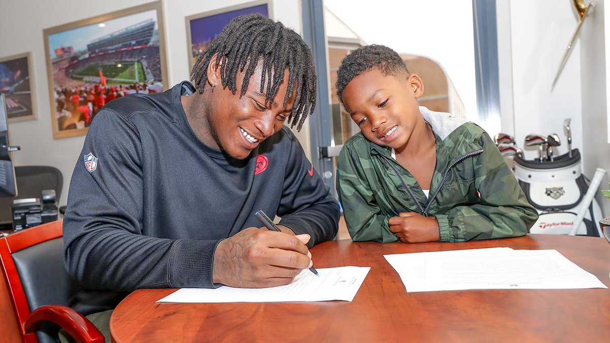49ers's tweet photo. Now it's officially official.

Welcome to the family @ferrarifoster! https://t.co/BA8ZmA3QLV