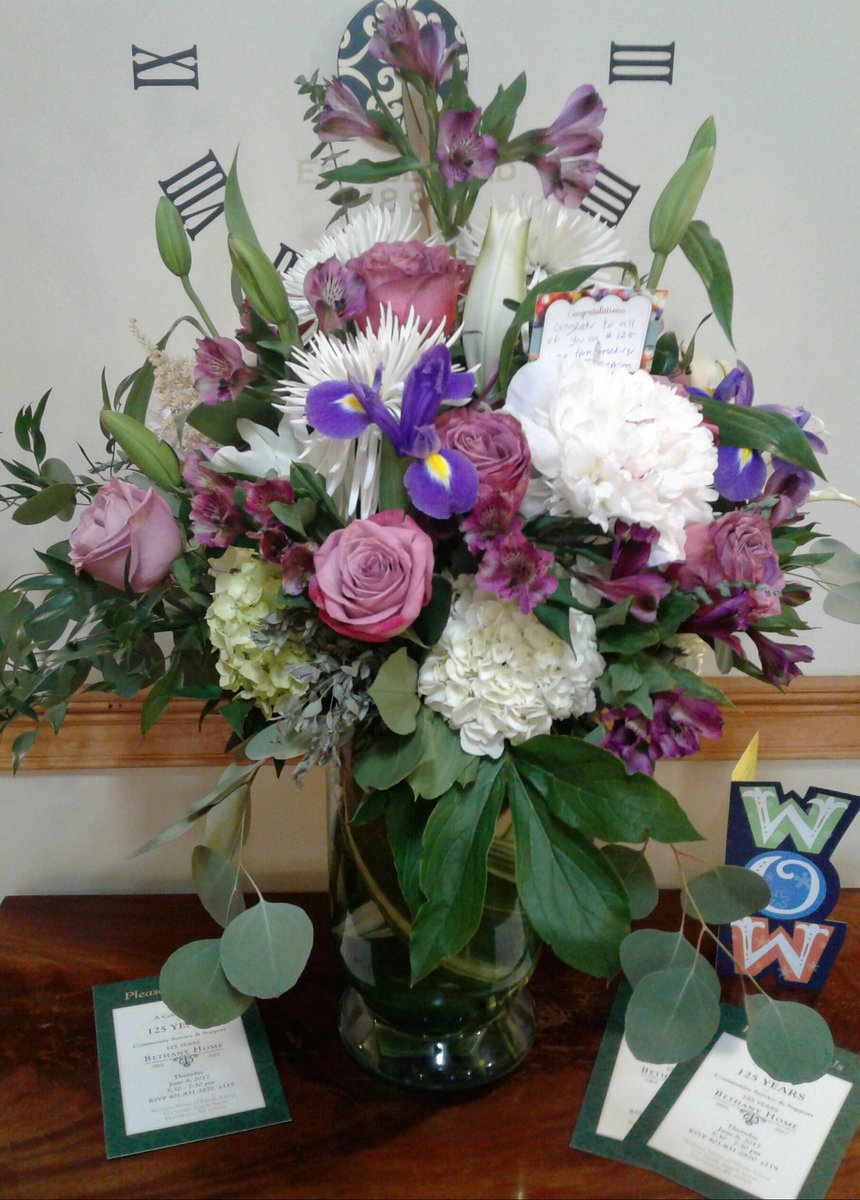 These flowers, tho! THANK YOU Katie @ #Amedysis &amp; Kim @ #BeaconHospice! <a href="/EastsideMarket/">Eastside Marketplace</a> They're gorgeous! #125bhri #weloveoursponsors