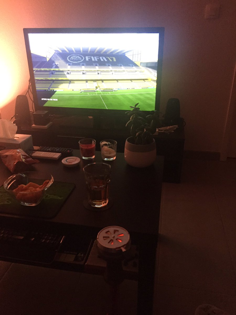 DadouCadieu's tweet photo. À quand une option apéro-chicha sur @EASPORTSFIFA #apéro #chicha #formulemagique https://t.co/7ENxy32826