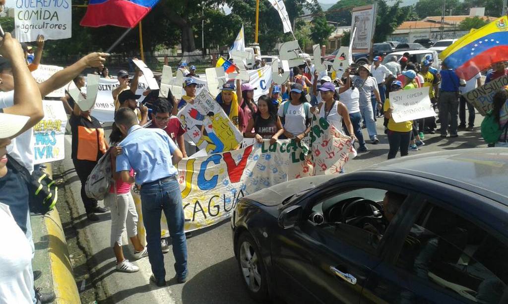 noticius's tweet photo. Bloque Parlamentario de Aragua acompañó a agricultores en marcha contra el hambre https://t.co/QD5UvU7D2Y https://t.co/rPS8QDq9B8