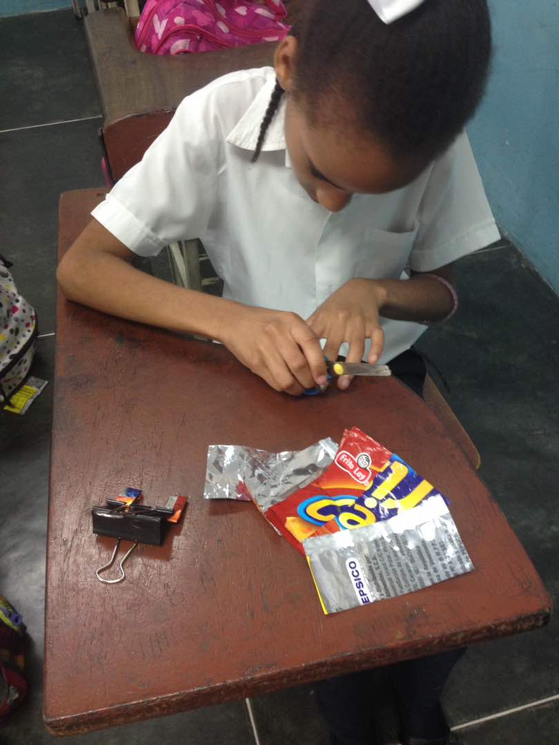 ambientemiranda's tweet photo. #SomosProtagonistas niños aprendiendo a elaborar llaveros con empaques desechados. Basura=materialización del mal uso de recursos del país https://t.co/IbQwQkWX2p