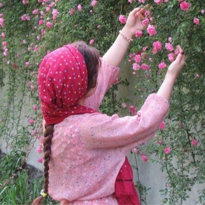 ARB_adb's tweet photo. وأكثرُ ما يزيدُ الوَردَ حُسناً
بأن يُهدَى -أيا قمَري- إليكِ
كأن الوردَ قبلَ لقاكِ غصنٌ
أَبَى الإزهارَ إلا في يديكِ
•
•

علاء سالم https://t.co/OTvKIoxW5B