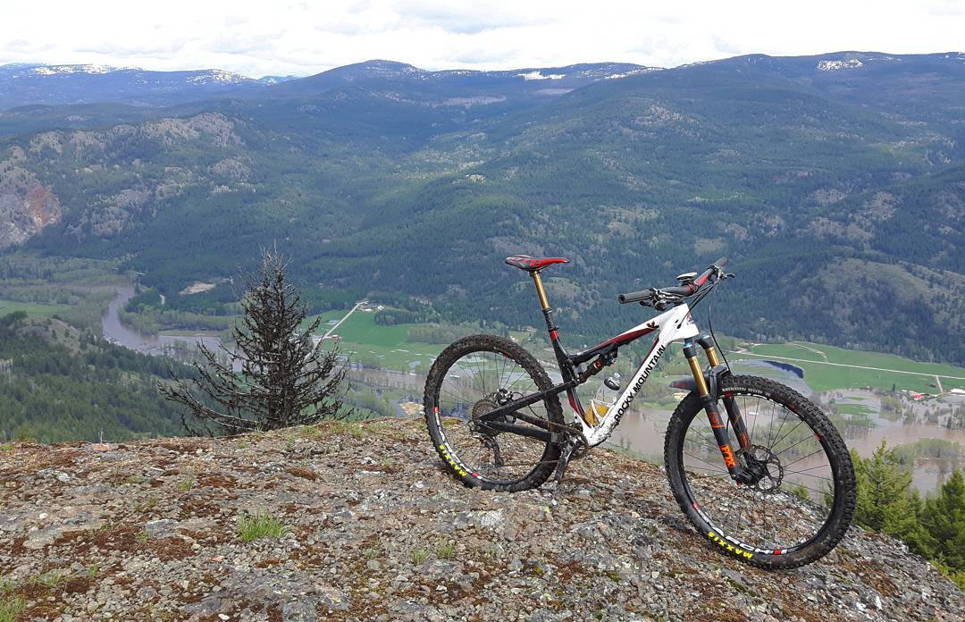 Loving mountain biking? We have you covered for a list of great trails in the area: bit.ly/2s5Jc19 📷: spencer_and_axledog (IG)