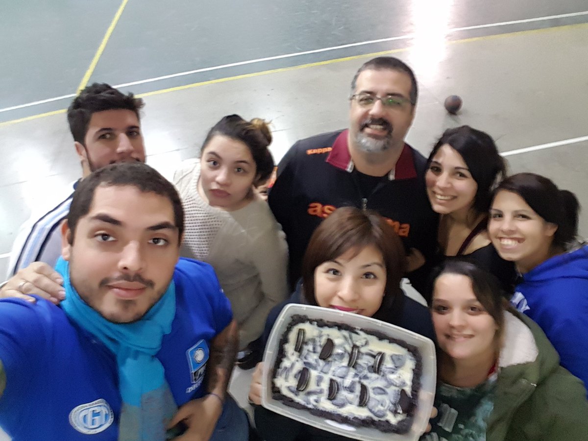 Festejando el cumple de la china con los que quedamos despues del #handball @RamonMuerzaSEC <a href="/aldecoto/">alberto aldeco</a> <a href="/SubOrganizacion/">jose medina</a>