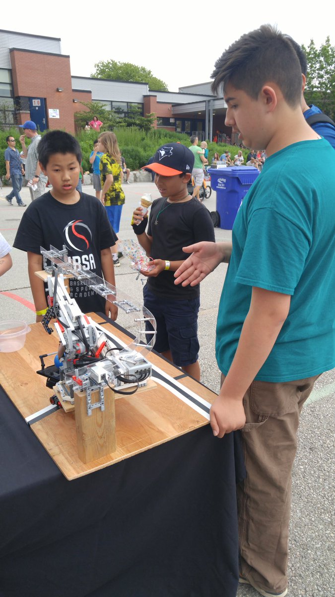 19053397597's tweet photo. The Hydrators 3436 showing off at Sunningdale fun fair!  #iloverobots https://t.co/mASN0xVAf2