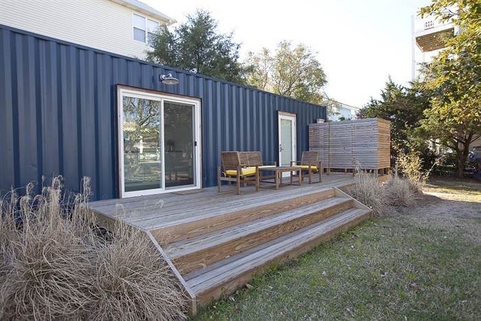 ColosIncUSA's tweet photo. See inside this tiny home made in an old #shippingcontainer
https://t.co/WH2kqm1akc
#repurposed #sustainable #cargotecture #containermods https://t.co/VxtHFqRd9t