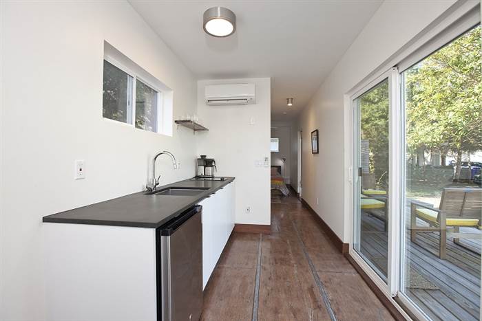 ColosIncUSA's tweet photo. See inside this tiny home made in an old #shippingcontainer
https://t.co/WH2kqm1akc
#repurposed #sustainable #cargotecture #containermods https://t.co/VxtHFqRd9t
