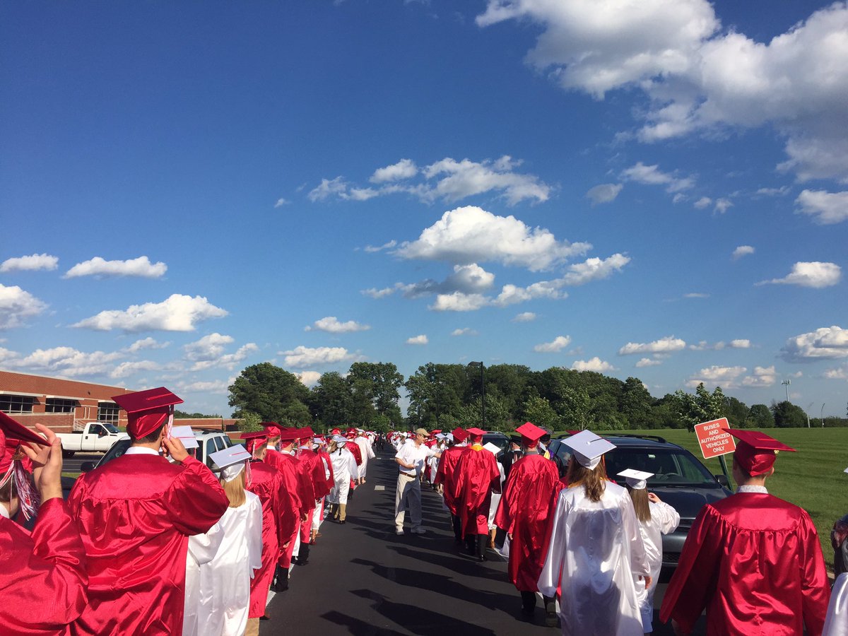 SASD_SAHS's tweet photo. Showtime! Graduation 2017 Celebrating an amazing class! https://t.co/s4nFys1kPv