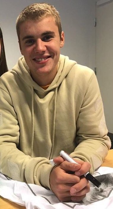 Projeto_JB_'s tweet photo. Nem parece que tem 23 anos com essa carinha de nenem 
#Justin4MMVA https://t.co/0Bl3bqqUYf