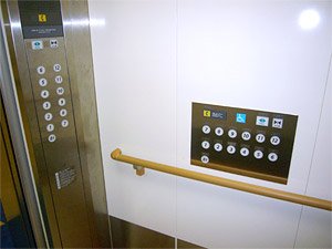 大村セントラルホテル Auf Twitter みなさんエレベーターの車いす用ボタンを押すと扉が閉まるのが遅くなる事をご存知でしょうか 低い位置にあり 車いすのマークが付いているボタンですが こちらを押すと扉の開閉が遅くなります 車いすの方の為のボタンですので混雑時