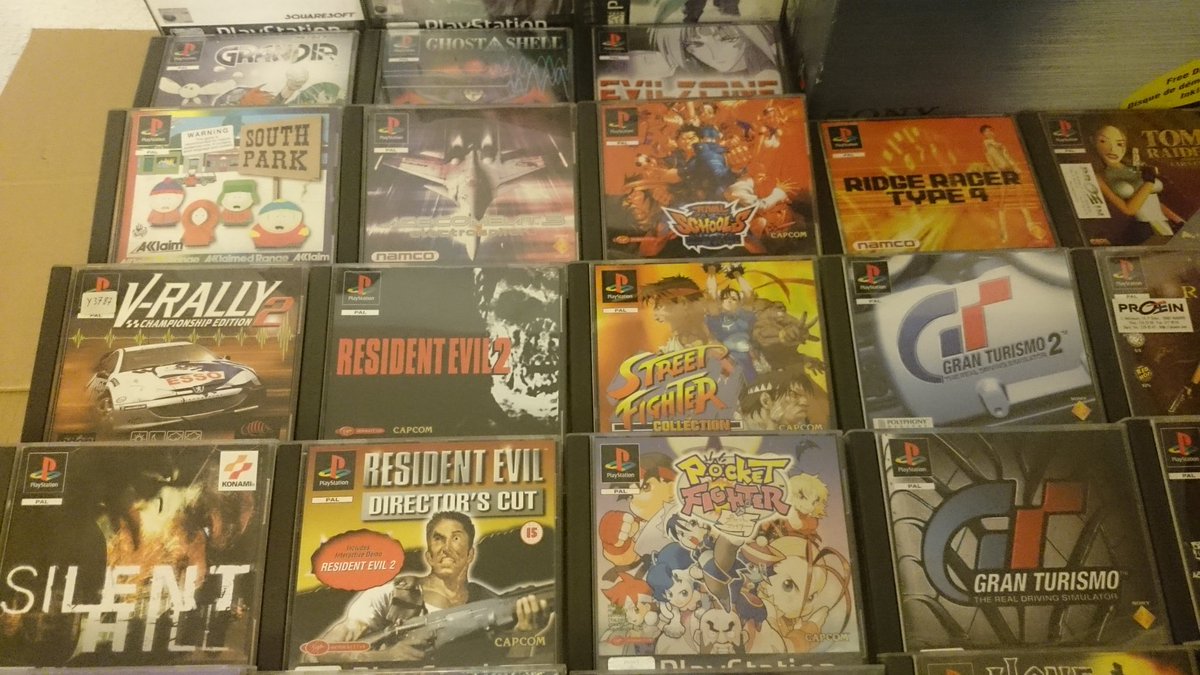 Bad_Spencer's tweet photo. @VideojuegosGAME Ésto es todo lo que tengo de PS1 (si saco la de PS2, no me cabe aquí). Ése GT2 japonés firmado por Yamauchi... <3 #GAMEnostalgiaWIPEOUT https://t.co/D5Vlnv3hNe