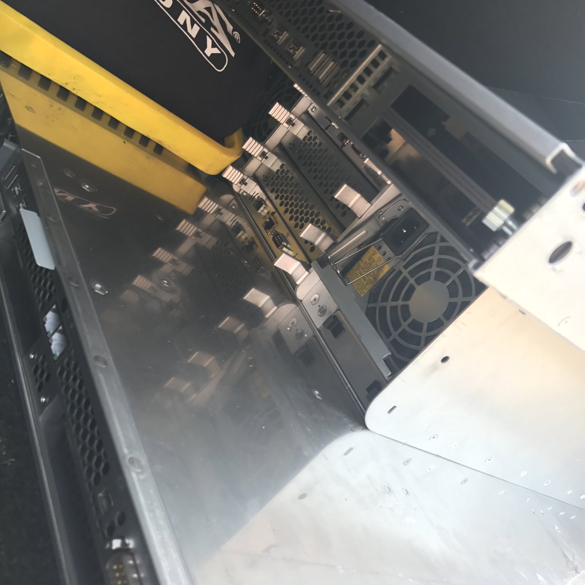 lokinpl's tweet image. Dzisiejszą/wczorajszą zagadkę odgadł @therealbgn 
#Xserve #XserveRaid
#Apple
Jeszcze nie wiem które to modele
Nadal zalegają bagażnik