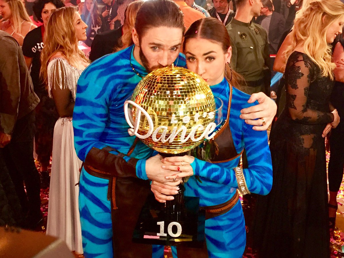 RTL_com's tweet photo. @GilOfarim ist #DancingStar2017 #letsdance wir gratulieren zum Titel! https://t.co/EU99M7ajDw