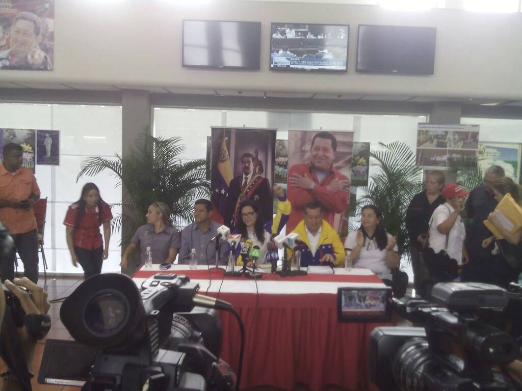 INASS_BOCON's tweet photo. RUEDA DE PRENSA CON LA MINISTRA BLANCA ECKOUT ... PARA IR A LOS ABORDAJES @magallyvina @gladysrequena https://t.co/NUdMNljiMQ