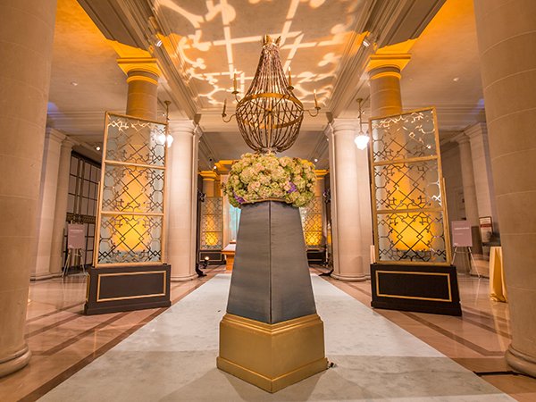 ideas_events's tweet photo. A magical entrance worth talking about with our custom Chandelier Pedestal adorned with a floral crown. 🌸🌼 #floralfriday #flashbackfriday https://t.co/s6hcvDkQOn
