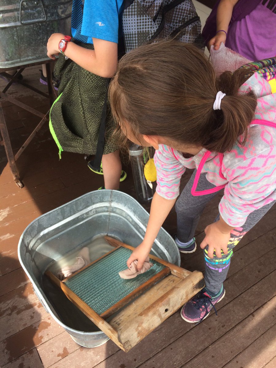 MunroeClass's tweet photo. Great day learning about #Saskatchewan history at the #westerndevelopmentmuseum today! #lskysd #learningtogether #fieldtripfun #skhistory https://t.co/a0keY3H52r