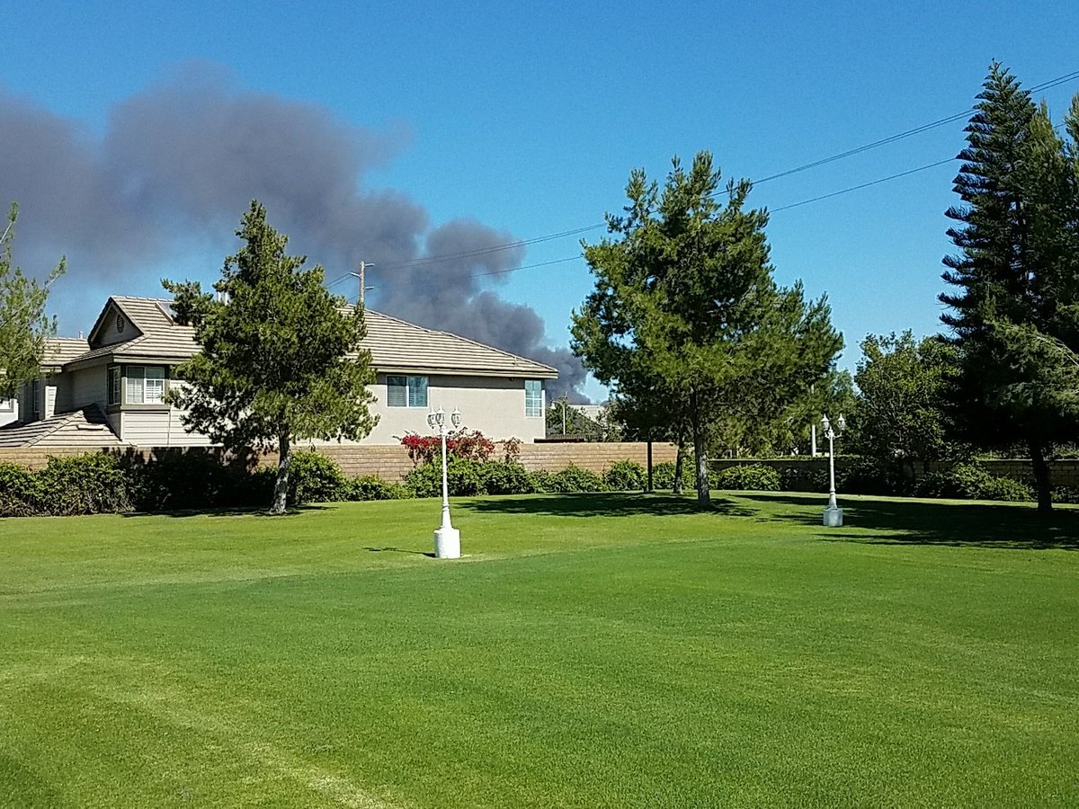 mrsvoboda's tweet photo. I wonder if this is from the salvage yard next to the high school. #Placentia #fire https://t.co/oLiHsSsfRE