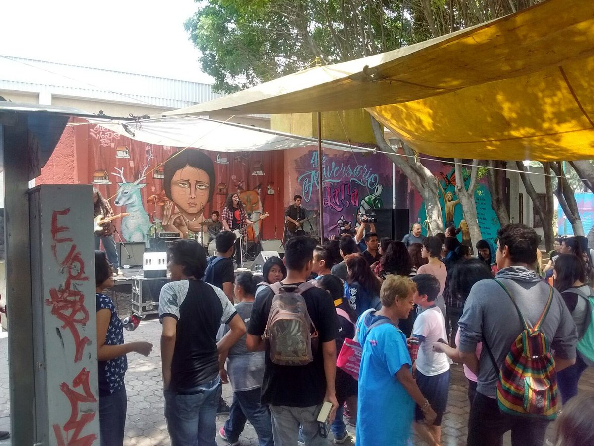 KarenQuirogaA's tweet photo. Estudiantes de ENP 2, Colbach 3, Cetis 31 y 76 @Dele_Iztacalco disfrutan del concierto "Rockeando con Causa" en #CasaLata #EjeArteyCultura https://t.co/bKdkYGo6ej