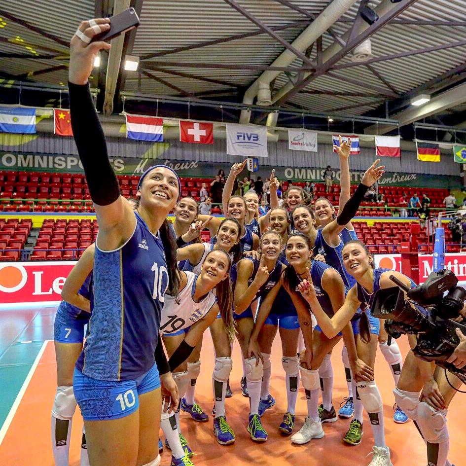LasPanterasARG's tweet photo. Estamos felices #MontreuxMasters Semis sábado 13.30 vs Alemania @TeamGER_Volley #PanterasHistoricas https://t.co/NbOqpOgyqB