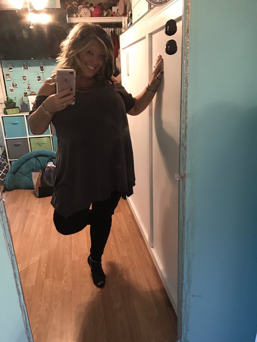 Awaiting my bff for my date ❤#bbw #savannahphair #confidenceissexy https://t.co/qh4clrutXM