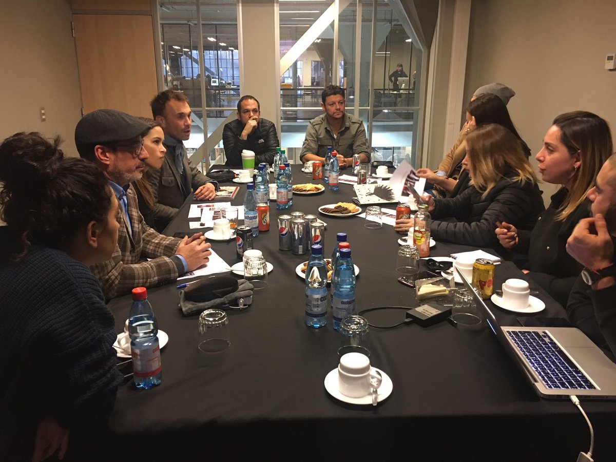 MalditaModaCHV's tweet photo. Nuestros panelistas @k3lcalderon @nicoputz @nicanor_bravo @mariela_sotomayor @mmarocchino y @jordicastell en la 1a. pauta de #MalditaModa https://t.co/EwZUSctTUf