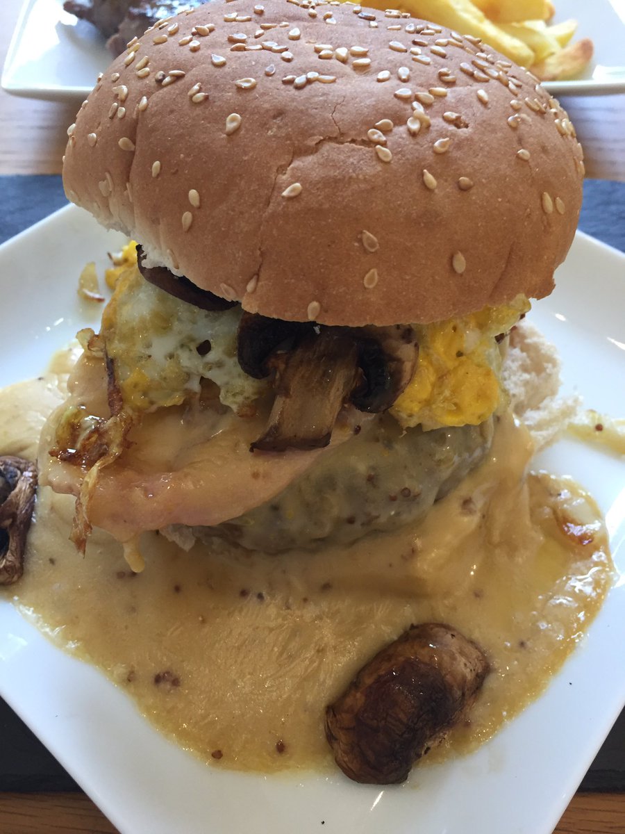 benjorama's tweet photo. Le Welsh for dinner tonight; #Welsh #rarebit with a #Normandy twist! #LeWelsh #cheese #burger #Lille #France #food https://t.co/b8nTvmTu6t