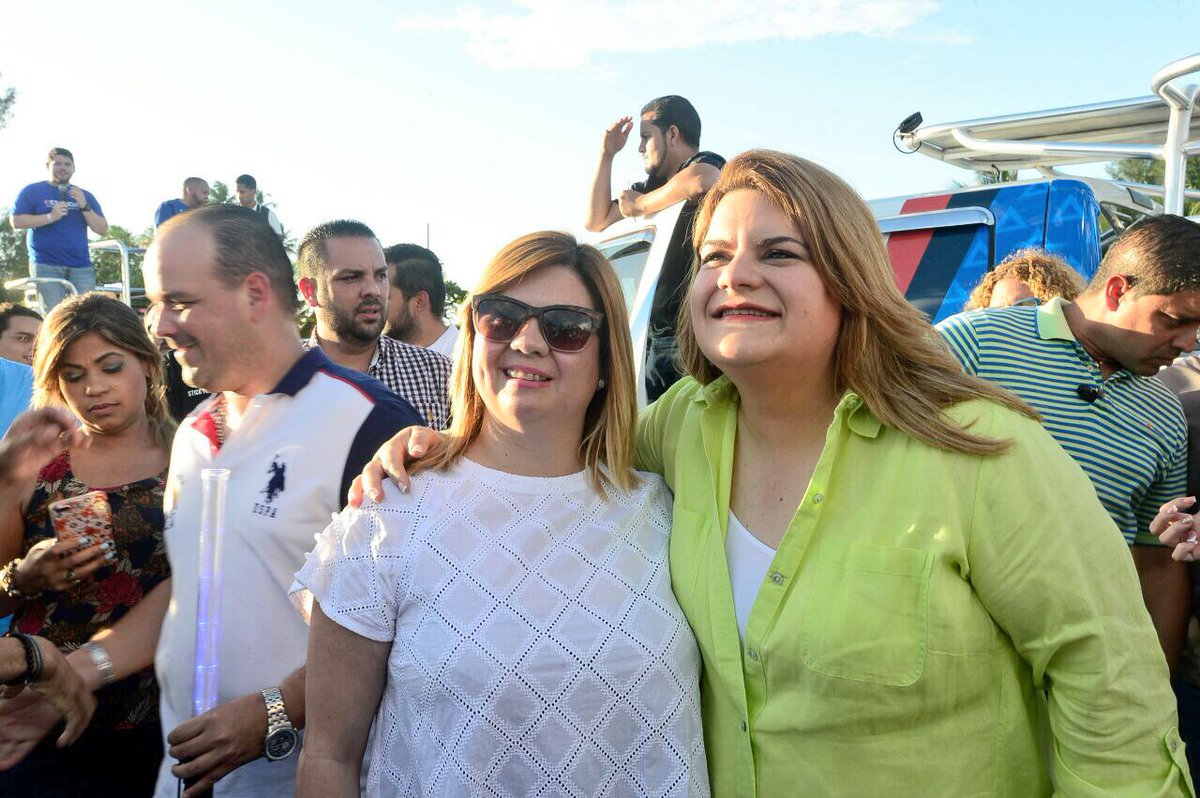 JennifferComisi's tweet photo. Nstra #Comisionada @Jenniffer2012 en Loíza junto a @ricardorossello llevando el mensaje VOTA #Estadidad Este próximo domingo #11Junio https://t.co/N1U8bay3T7