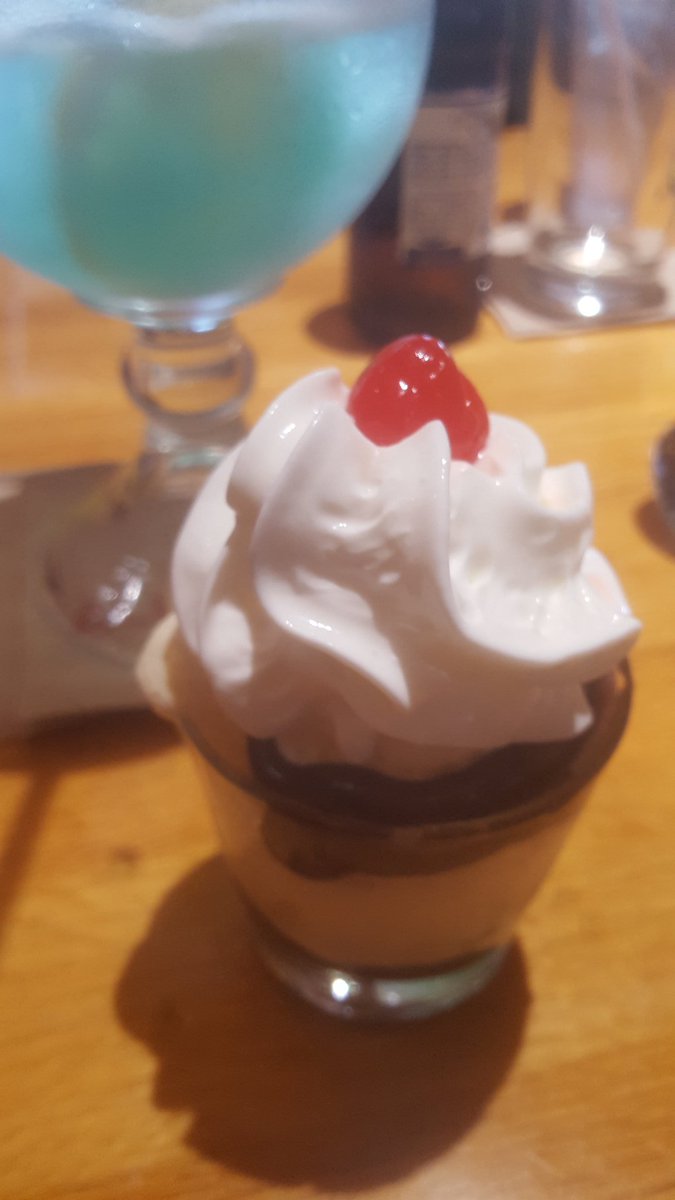 HappyTee_'s tweet photo. Ice cream shooter!! Oh @Applebees how I love you!! #icecreamfix #delicious #hotfudge #justtherightsize #mysweettoothishappy https://t.co/EwRj3QPl38