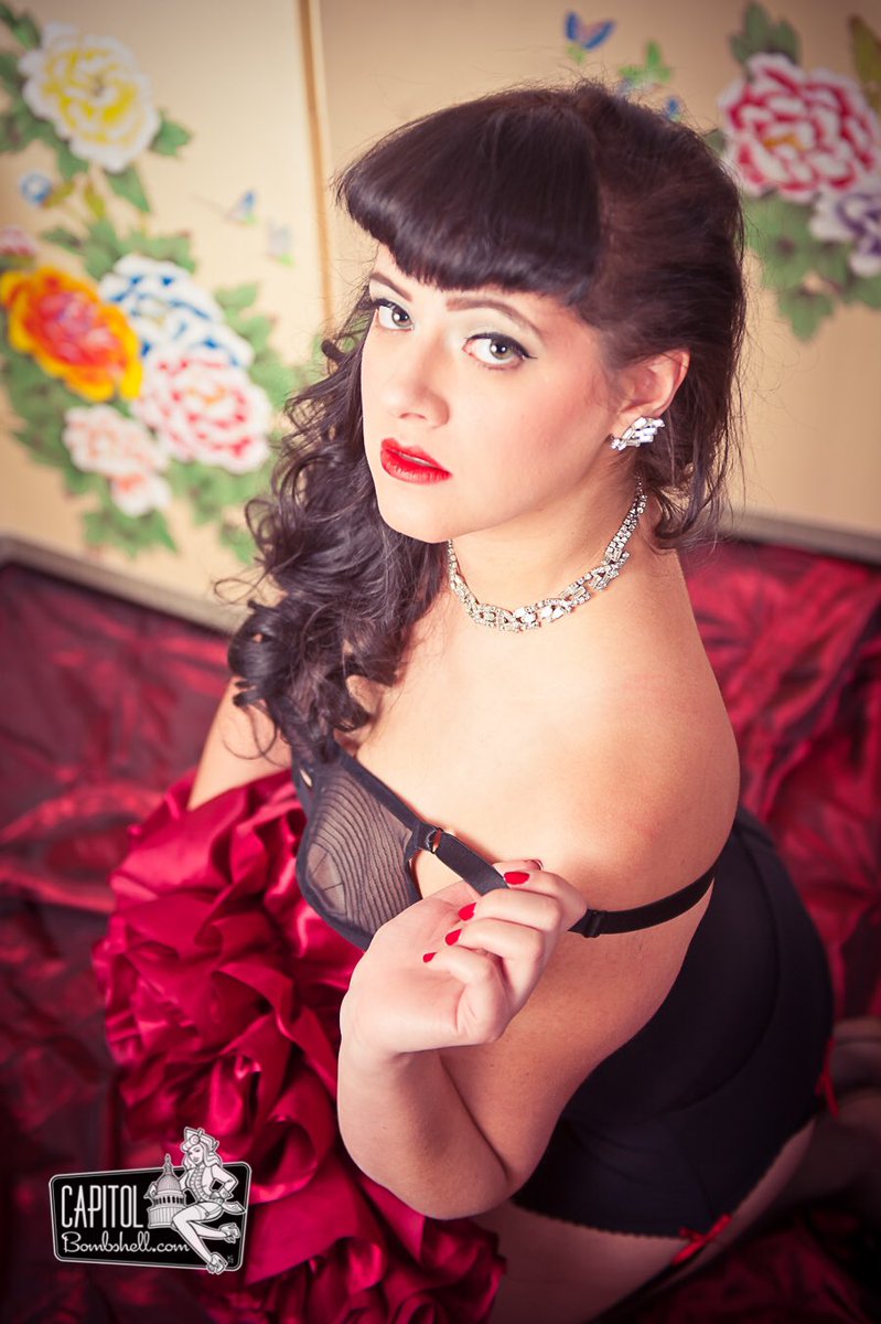 LunaxMars's tweet photo. Can you give me a back rub? 💋 Photo @CapBombshell HMUA @jkwbeauty #pinupgirl #newyorklusciousladies #pinup #capitolbombshell #vintage #retro https://t.co/wT69pm9ln8