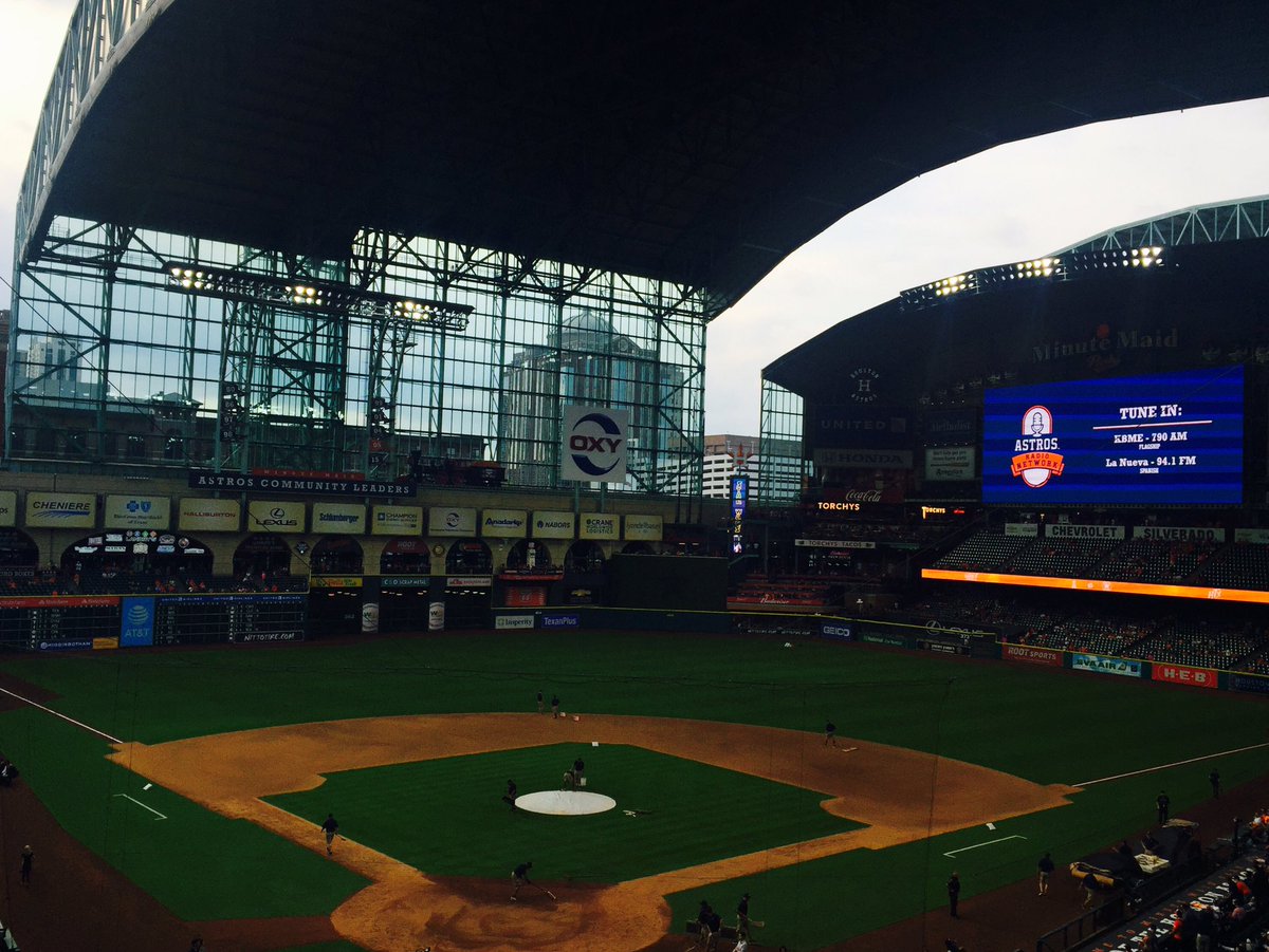 AstrosRadioMLB's tweet photo. Who wants to play outside tonight? #roofOpening 6:45pre/7:10pitch PM Ct https://t.co/5trd4B96m4